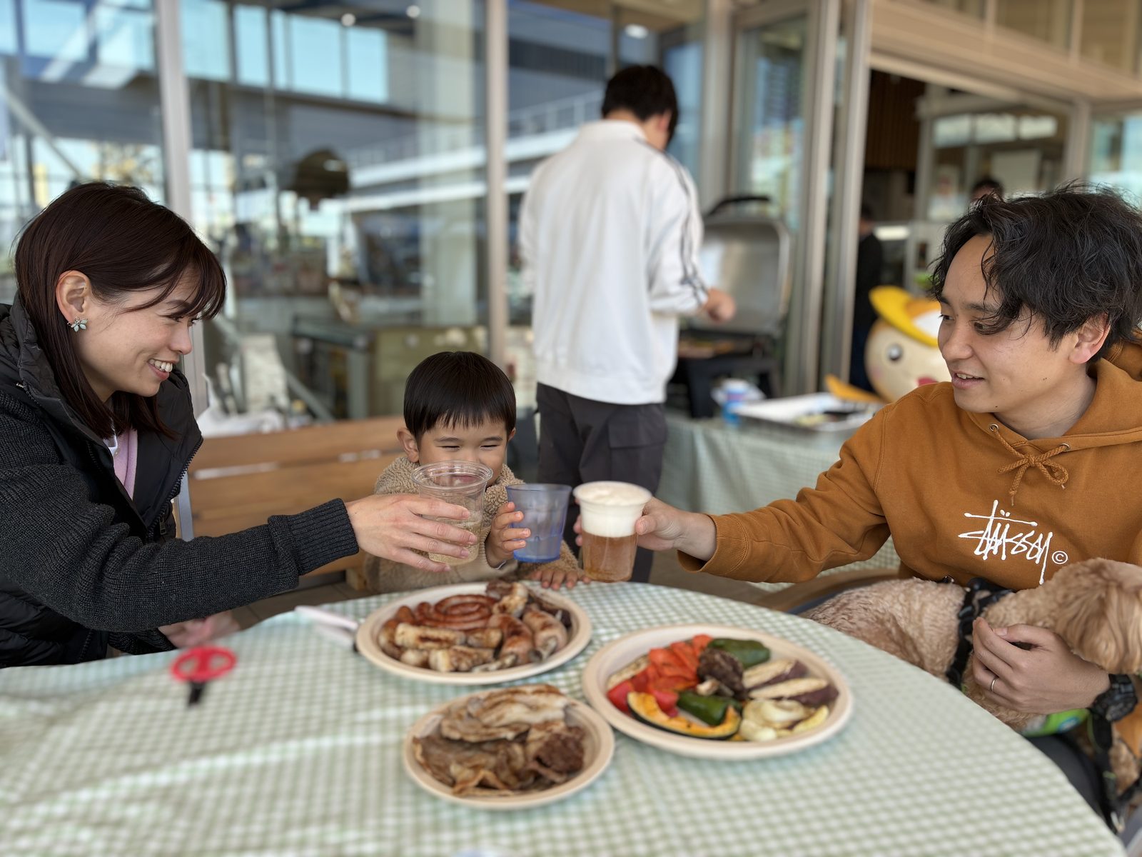 所沢BBQガーデン YOT-TOKO 南側テラスで焼きたてのお肉を囲んで乾杯する家族